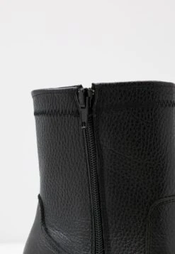 Bullboxer Bottines - Anthracite 11 Bullboxer Bottines - Anthracite -Magasin Général De Mode 005fb9fbe45b480fb75a6aae92669e78