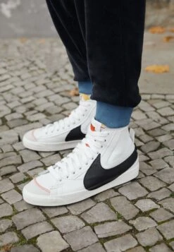 Nike Sportswear Blazer Mid '77 Jumbo Unisex - Baskets Montantes - White/Black/Sail/Team Orange -Magasin Général De Mode 03e9423eb4b24574822232a56515b754