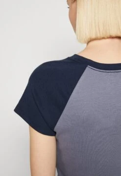 Hollister Co. Slim Crew - T-Shirt Imprimé - Grisaille/Navy Raglan -Magasin Général De Mode 0403d5124ab14e0cbe9b0efad147a422