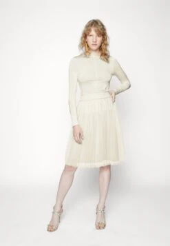 Needle & Thread Honeycomb Smocked Midi Skirt - Jupe Trapèze - Champagne 10 Needle & Thread Honeycomb Smocked Midi Skirt - Jupe Trapèze - Champagne -Magasin Général De Mode 05802ed2f95b43af96fc761b85b311e1