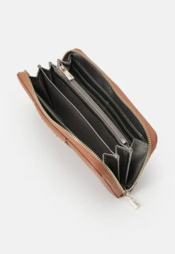 Guess Brenton Zip Around - Portefeuille - Caramel -Magasin Général De Mode 05ce75251c3242a8930f2075579e657d