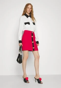 MOSCHINO Punk Buttons - Minijupe - Fantasy Print Red -Magasin Général De Mode 07e4903dc232461c8f86e432f851bcee