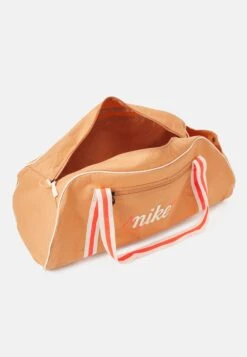 Nike Performance Gym Club Retro - Sac De Sport - Amber Brown/Bright Crimson -Magasin Général De Mode 10ace60c81b64f43817afe8607aa0a9c