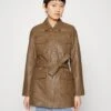 Natalie Croco Embossed Belted Jacket - Manteau Court - Taupe Shinny -Magasin Général De Mode 138523f07db64cb79333b7e4cd0397bf