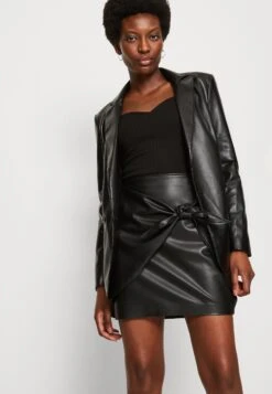 Guess Alya Wrap Skirt - Jupe Portefeuille - Jet Black Multi 11 Guess Alya Wrap Skirt - Jupe Portefeuille - Jet Black Multi -Magasin Général De Mode 14a0cf080c0741a6a725f85adc9a5035