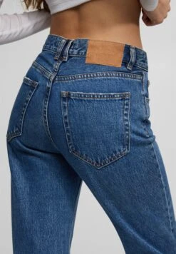 PULL & BEAR Mom Fit - Jeans Fuselé - Dark-Blue Denim 14 PULL & BEAR Mom Fit - Jeans Fuselé - Dark-Blue Denim -Magasin Général De Mode 17e0120e75dd4902b0df521f85e9fd42