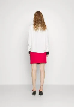 MOSCHINO Punk Buttons - Minijupe - Fantasy Print Red -Magasin Général De Mode 19070632ed4e467bac835db1b35fe268