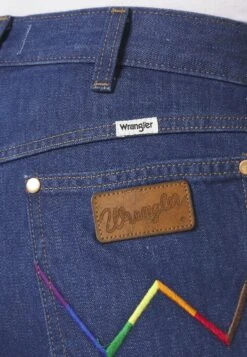 Unisex - Jean Droit - Wrangler Blue 11 Unisex - Jean Droit - Wrangler Blue -Magasin Général De Mode 1dc658a5df3e47369cb4d03625aa68c8