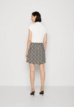 Tom Tailor Jupe Trapèze - Black 10 Tom Tailor Jupe Trapèze - Black -Magasin Général De Mode 28c9c756d628483199dcd9e7c37c5183