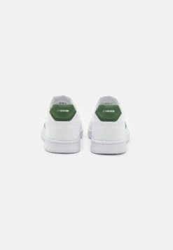 Lacoste X Netflix - Sneakers Court Femme - Baskets Basses - White/Green 11 Lacoste X Netflix - Sneakers Court Femme - Baskets Basses - White/Green -Magasin Général De Mode 29e57748e0da4e39a1f5b4c9df41c81e