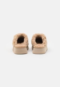Ugg Maxi Curly Platform - Chaussons - Sand -Magasin Général De Mode 31c8816c11404bce932dfba3e5b6c8b4