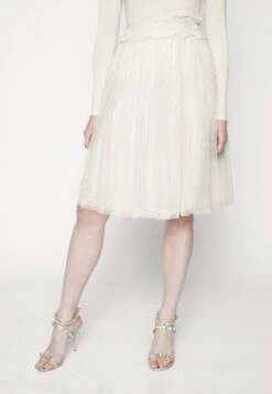 Needle & Thread Honeycomb Smocked Midi Skirt - Jupe Trapèze - Champagne 12 Needle & Thread Honeycomb Smocked Midi Skirt - Jupe Trapèze - Champagne -Magasin Général De Mode 33f8fc7eb4264fe3a183cadf6ce2e02c