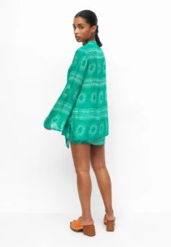 PULL & BEAR Printed Rustic - Blouse - Green -Magasin Général De Mode 35a35a16467c43268bca1b613cd31679