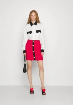 MOSCHINO Punk Buttons - Minijupe - Fantasy Print Red -Magasin Général De Mode 36d8883827b34a5cb42e538301b419fe