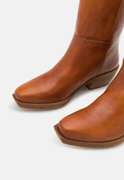 Felmini Dayto - Bottes - Cognac -Magasin Général De Mode 3c587e8801a84cbabd49165f85c51bfc