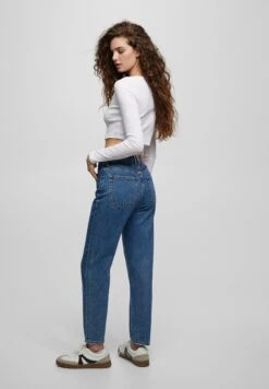 PULL & BEAR Mom Fit - Jeans Fuselé - Dark-Blue Denim 13 PULL & BEAR Mom Fit - Jeans Fuselé - Dark-Blue Denim -Magasin Général De Mode 451838fe0b874951a38b32f37704b621