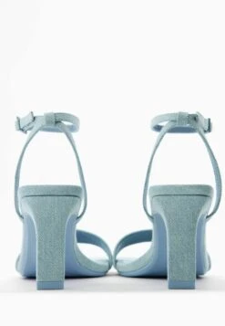 BERSHKA Sandales - Light Blue Denim 13 BERSHKA Sandales - Light Blue Denim -Magasin Général De Mode 46bdb33ca698409a81efab15d7920434