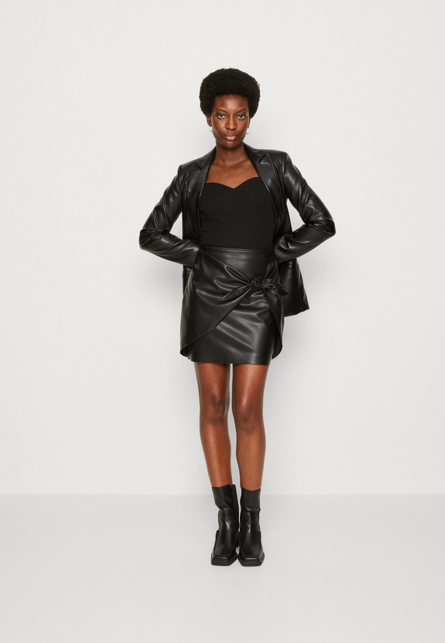 Guess Alya Wrap Skirt - Jupe Portefeuille - Jet Black Multi 4 Guess Alya Wrap Skirt - Jupe Portefeuille - Jet Black Multi – Image 2