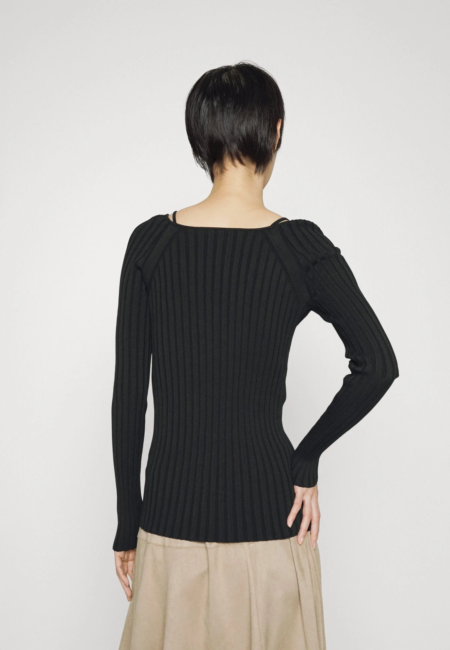 Lightweight V-Neck - Pullover - Black 6 Lightweight V-Neck - Pullover - Black – Image 4