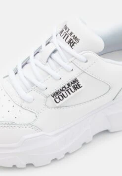 Versace Jeans Couture Baskets Basses - White 15 Versace Jeans Couture Baskets Basses - White -Magasin Général De Mode 5607425ec7e244d790b5bb5f0e24b3aa