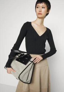 Lightweight V-Neck - Pullover - Black 15 Lightweight V-Neck - Pullover - Black -Magasin Général De Mode 5b201752357d4ec885ddd57a81574581