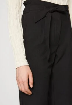 Vila Viriley Hana Regular Tie Pants - Pantalon Classique - Black 11 Vila Viriley Hana Regular Tie Pants - Pantalon Classique - Black -Magasin Général De Mode 5fa91d49b87548238d65973a9166b07d