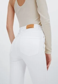 Stradivarius Regular Waist - Jeans Skinny - White -Magasin Général De Mode 6003b9106f044ef8a3f6fd459942b1fc