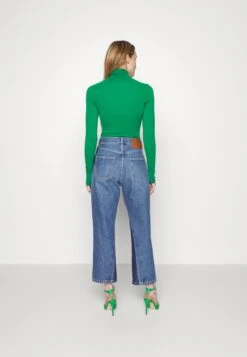 Victoria Beckham Jean Droit - Shadow Wash 12 Victoria Beckham Jean Droit - Shadow Wash -Magasin Général De Mode 6a24ddc08cbb45618a63849a758eb5dc