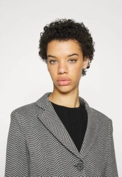 Emporio Armani Blazer - Nero -Magasin Général De Mode 6b315a44c9d24143af036c5efd76233e