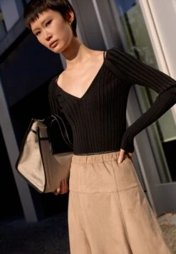 Lightweight V-Neck - Pullover - Black 12 Lightweight V-Neck - Pullover - Black -Magasin Général De Mode 6c1b7a228d1a4ddb95b80d049a86a11a