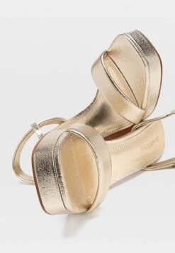 Stradivarius Mit Absatz Und Plateau - Chaussures De Mariée - Gold -Magasin Général De Mode 6ce4875750a049a4acdb3aa753622a5f