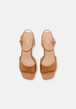 Guess Zione - Sandales À Talons Hauts - Cogna 13 Guess Zione - Sandales À Talons Hauts - Cogna -Magasin Général De Mode 6dbed3300407416e905afc7323db4caa