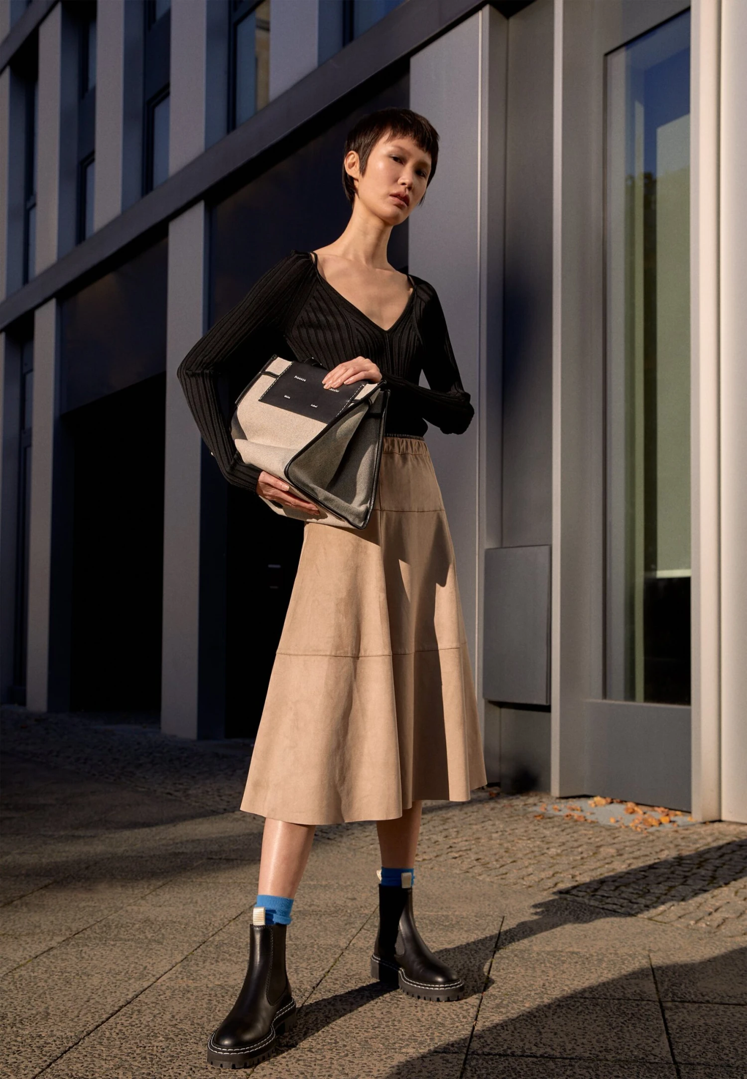 Lightweight V-Neck - Pullover - Black 4 Lightweight V-Neck - Pullover - Black – Image 2