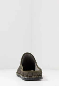 Pantoufle Quilt Men - Chaussons - Olive -Magasin Général De Mode 706ab678c91a4e79a813072816d30b9c