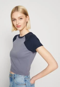 Hollister Co. Slim Crew - T-Shirt Imprimé - Grisaille/Navy Raglan -Magasin Général De Mode 774b5360d41445a6b6293cfe6f6ec53c