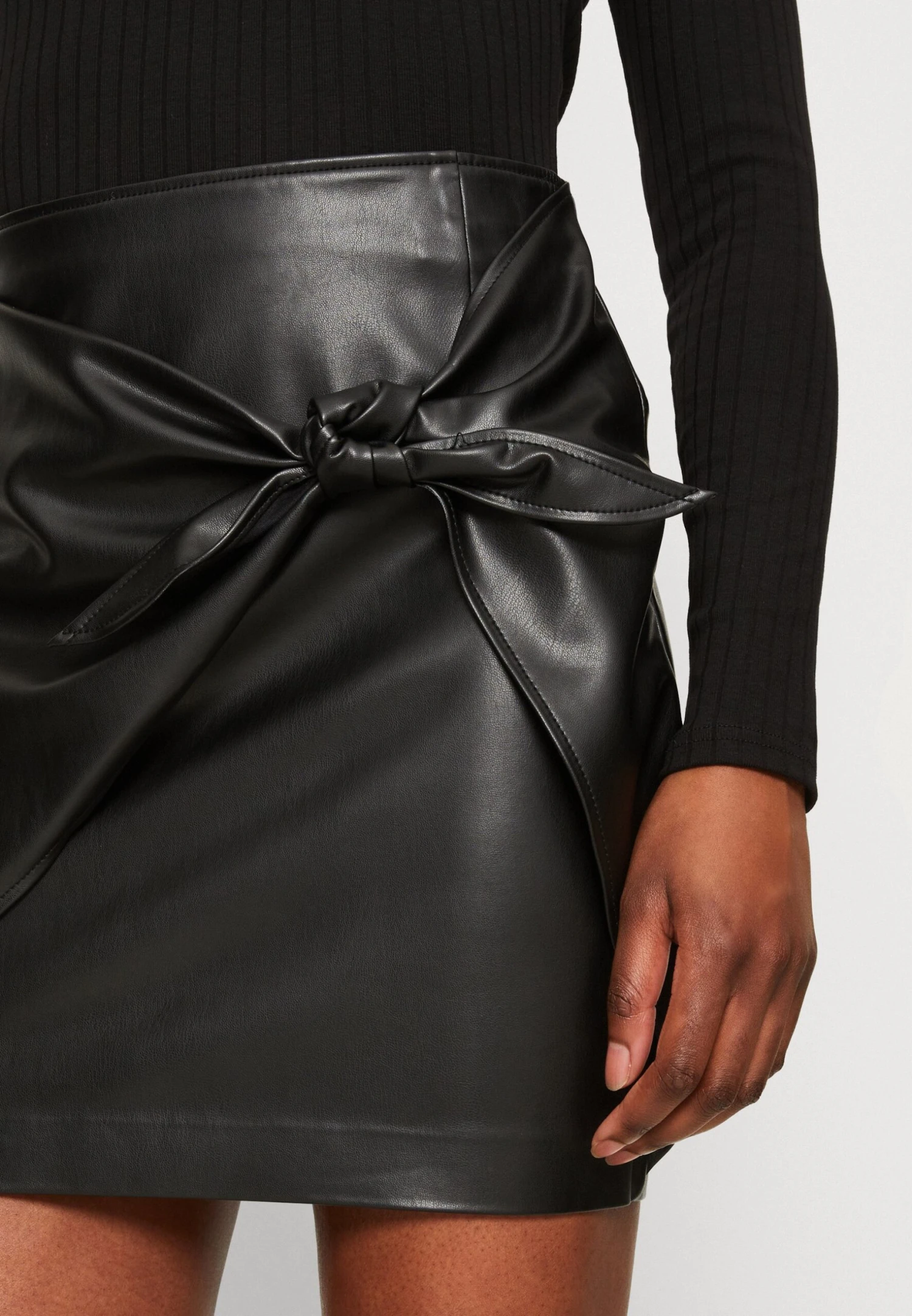 Guess Alya Wrap Skirt - Jupe Portefeuille - Jet Black Multi 8 Guess Alya Wrap Skirt - Jupe Portefeuille - Jet Black Multi – Image 6