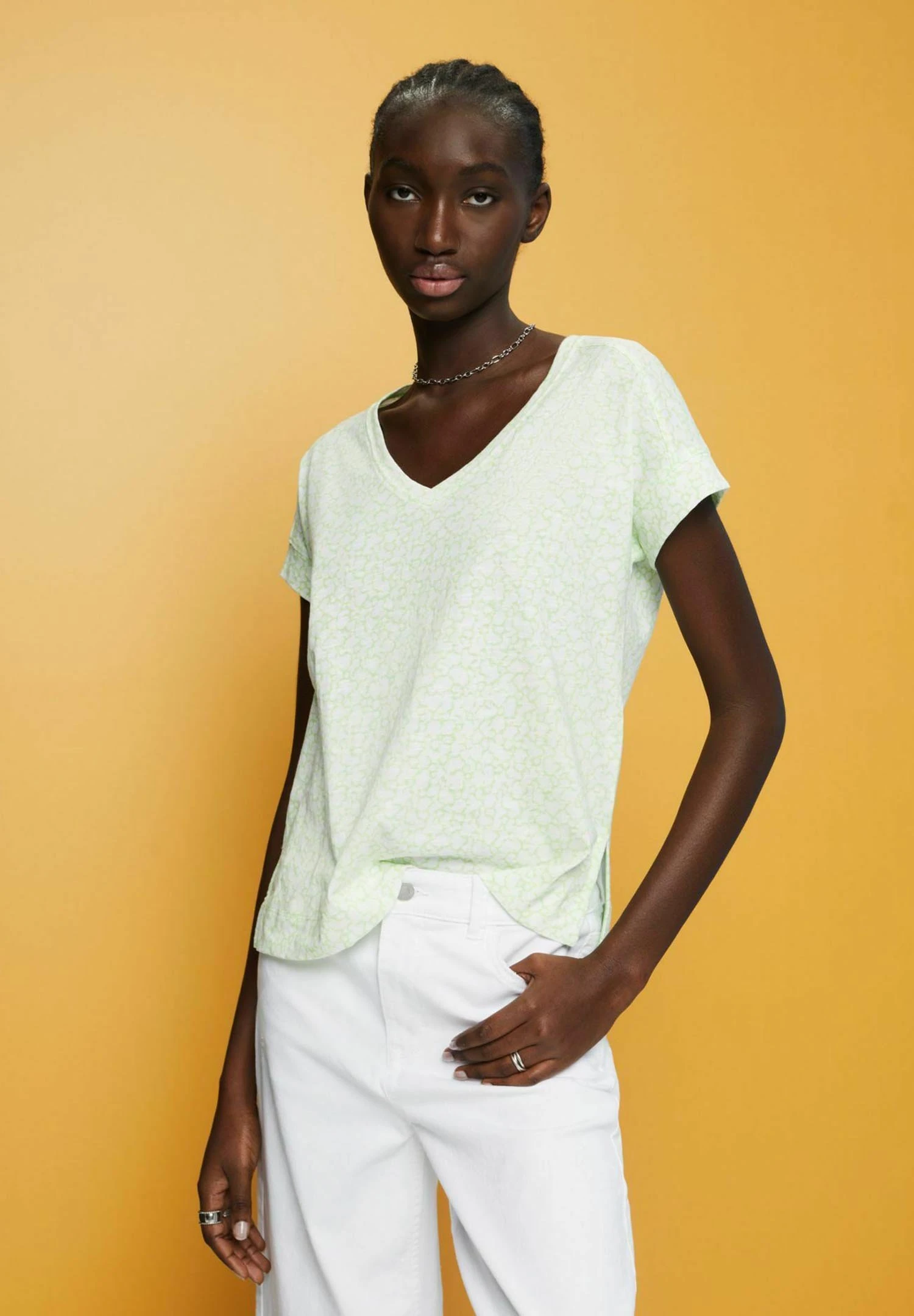 ESPRIT Mit V Ausschnitt Und Allover Muster - T-Shirt Imprimé - Citrus Green 4 ESPRIT Mit V Ausschnitt Und Allover Muster - T-Shirt Imprimé - Citrus Green – Image 2