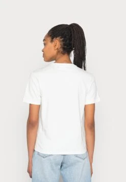 Lacoste T-Shirt Basique - Flour -Magasin Général De Mode 7c86314b855c4dabaf770a21187ff725