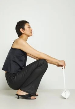 7 For All Mankind Coated Illusion - Jean Bootcut - Black -Magasin Général De Mode 7eb86aa9b31d44ad85def50733a8a6f4