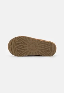 Ugg Tasman - Chaussons - Chestnut -Magasin Général De Mode 7f8a486afd4b4cdf8c48b654f7800e0b