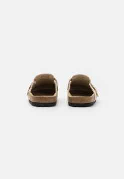 Pier One Leather Unisex - Chaussons - Beige -Magasin Général De Mode 7fc4209f0b9d443b96717beece6deee4