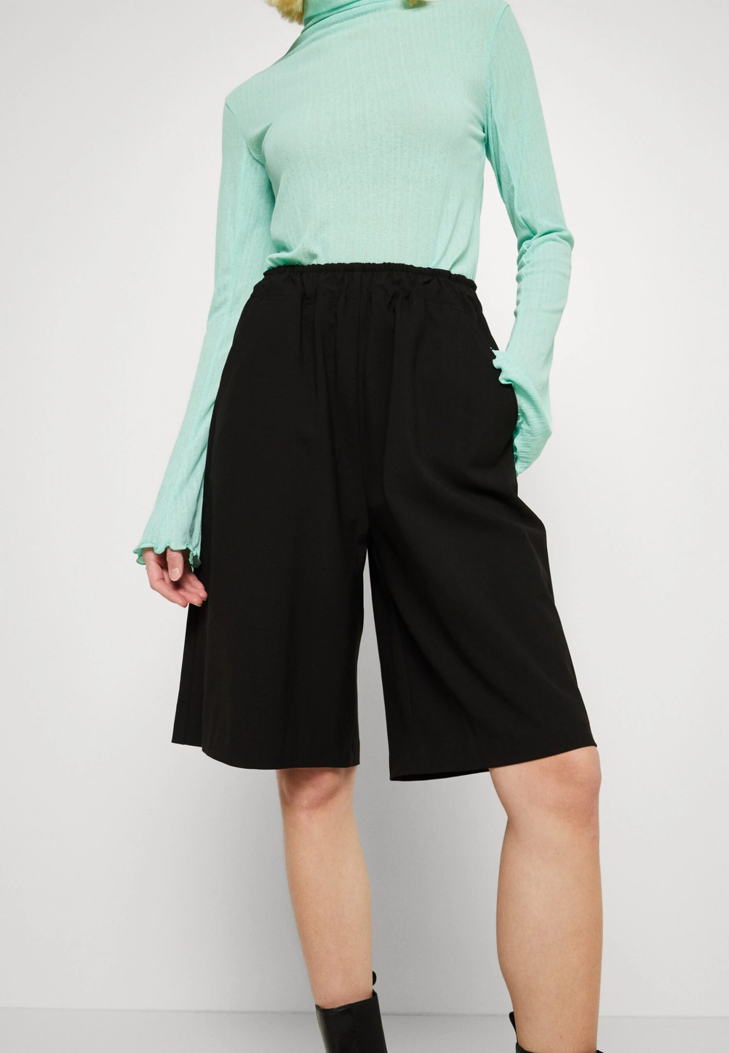 Mads Nørgaard Sportina Lilja - Short - Black 6 Mads Nørgaard Sportina Lilja - Short - Black – Image 4