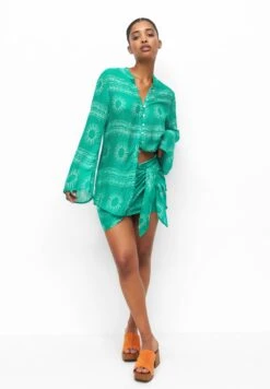 PULL & BEAR Printed Rustic - Blouse - Green -Magasin Général De Mode 8caf418b32134ba68a10782b93acaa8d