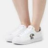 Lacoste X Netflix - Sneakers Court Femme - Baskets Basses - White/Green 2 Lacoste X Netflix - Sneakers Court Femme - Baskets Basses - White/Green -Magasin Général De Mode 91eb3232bb444dc8bd54a71ffd60cc6e