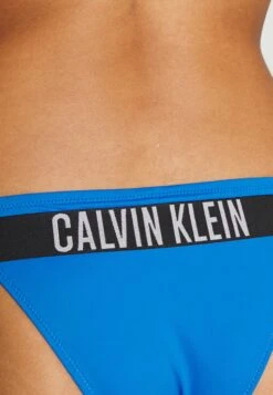 Calvin Klein Swimwear Bas De Bikini - Dynamic Blue 13 Calvin Klein Swimwear Bas De Bikini - Dynamic Blue -Magasin Général De Mode 9484c9af2b7849a5b5cf18ccbf15e76e