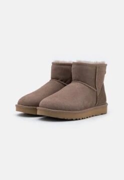 Ugg Classic Mini - Bottines - Caribou -Magasin Général De Mode 9c65b76e6a15411b8691393e7d43c93a