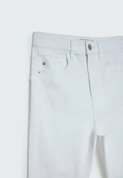 Stradivarius Regular Waist - Jeans Skinny - White -Magasin Général De Mode 9e1b491c4fc44d75ba4bc09f2f5d244e