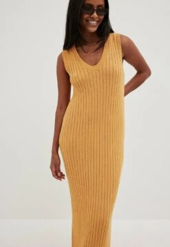 NA-KD Mit V-Ausschnitt - Robe Longue - Light Orange -Magasin Général De Mode 9fe82769d6b043da852ce3cf060c8c30