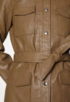 Natalie Croco Embossed Belted Jacket - Manteau Court - Taupe Shinny -Magasin Général De Mode a93b6feb6d884e558e046c0fea82a7e4