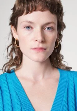 Gestuz V Cardigan - Gilet - Malibu Blue 14 Gestuz V Cardigan - Gilet - Malibu Blue -Magasin Général De Mode b6b76d983308433bb0a82a0538c0058b